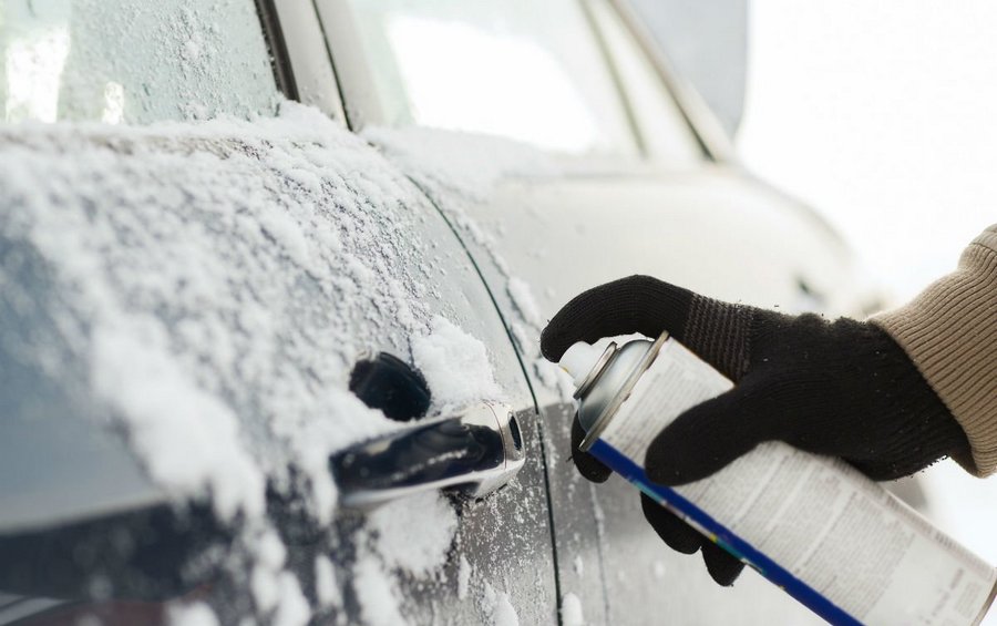 Разморозка дверного замка автомобиля с помощью автохимии